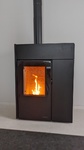 Poêle combiné Bois/Pellet à convection naturelle de la série Ghibli. Grâce à son revêtement en pierre et à son grand réservoir, il garantit de basses consommations et une longue autonomie de chauffage.