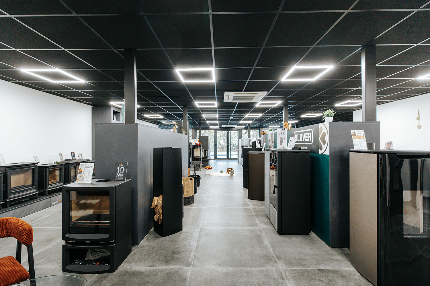 PHOTO D'UN SHOWROOM DE CHEMINÉES ET POÊLES