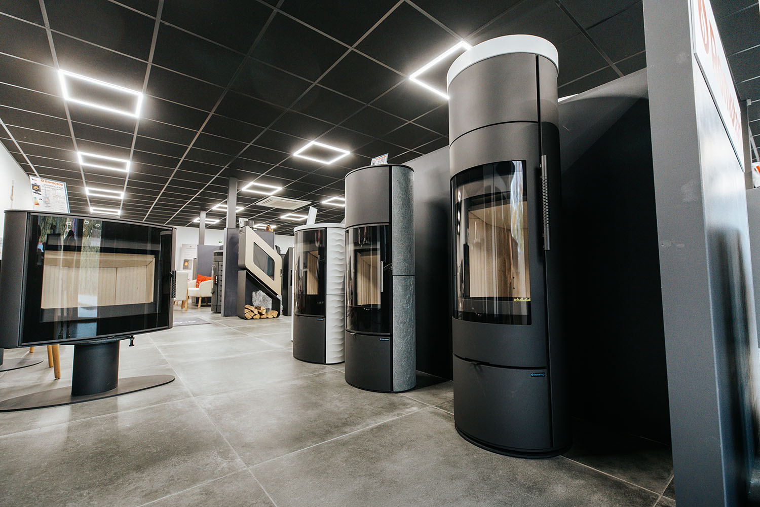 PHOTO DE POÊLES CHAUFFANTS DANS UN SHOWROOM