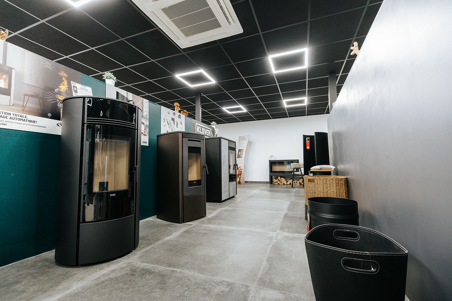 PHOTO DE POÊLES CHAUFFANTS DANS UN SHOWROOM - AB ÉNERGIES