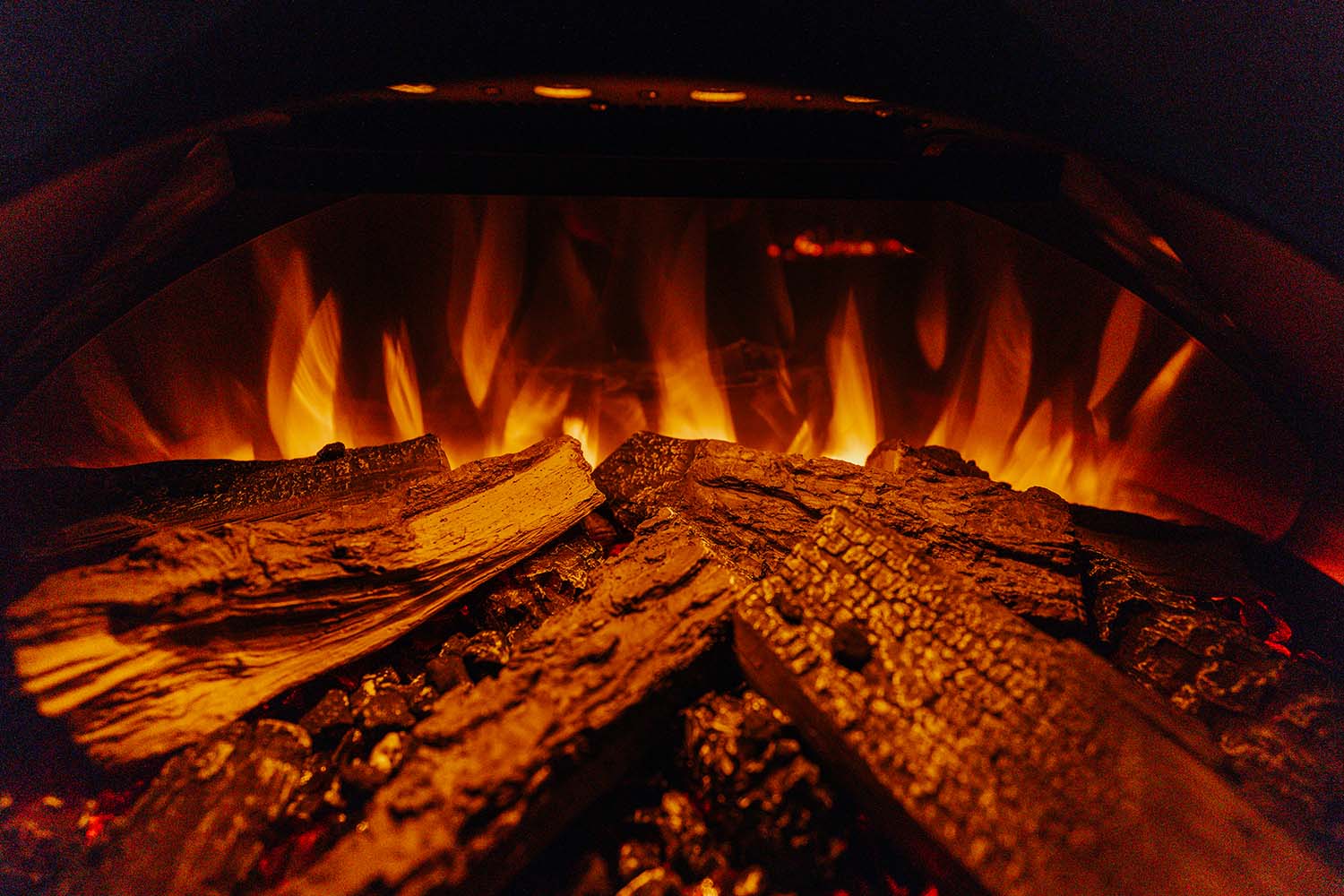 PHOTO D'UN FEU DANS UNE CHEMINÉE