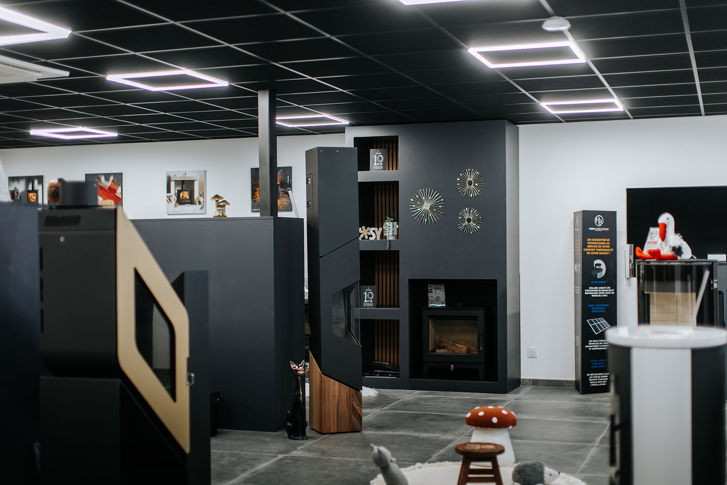 PHOTO DE L'INTÉRIEUR D'U SHOWROOM DE POÊLES ET CHEMINÉES