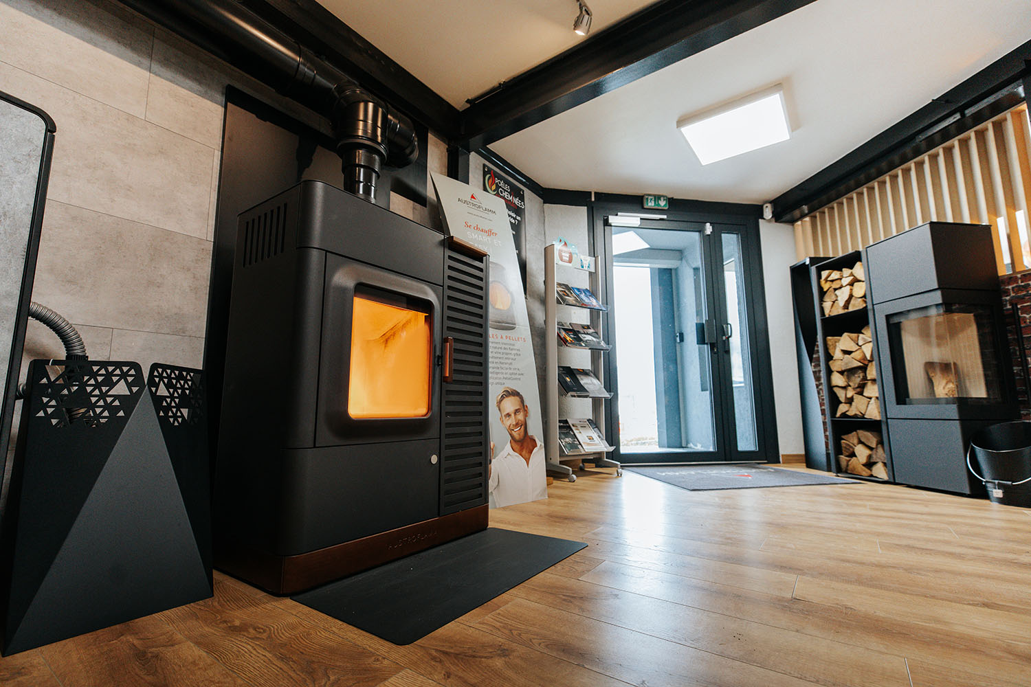 PHOTO D'UNE CHEMINÉE ÉLECTRIQUE PRÉSENTÉE DANS LE SHOWROOM AB ÉNERGIES À LA ROCHE-SUR-FORON