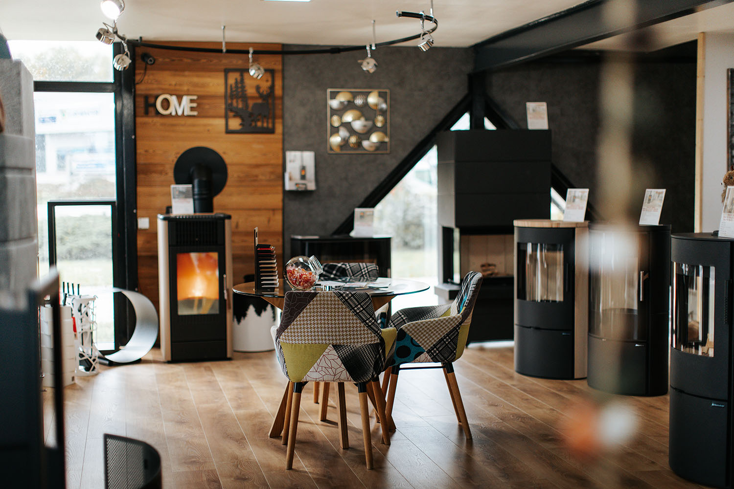 PHOTO D'UNE EXPOSITION DE POÊLES CHAUFFANTS DANS LE SHOWROOM AB ÉNERGIES À LA ROCHE-SUR-FORON