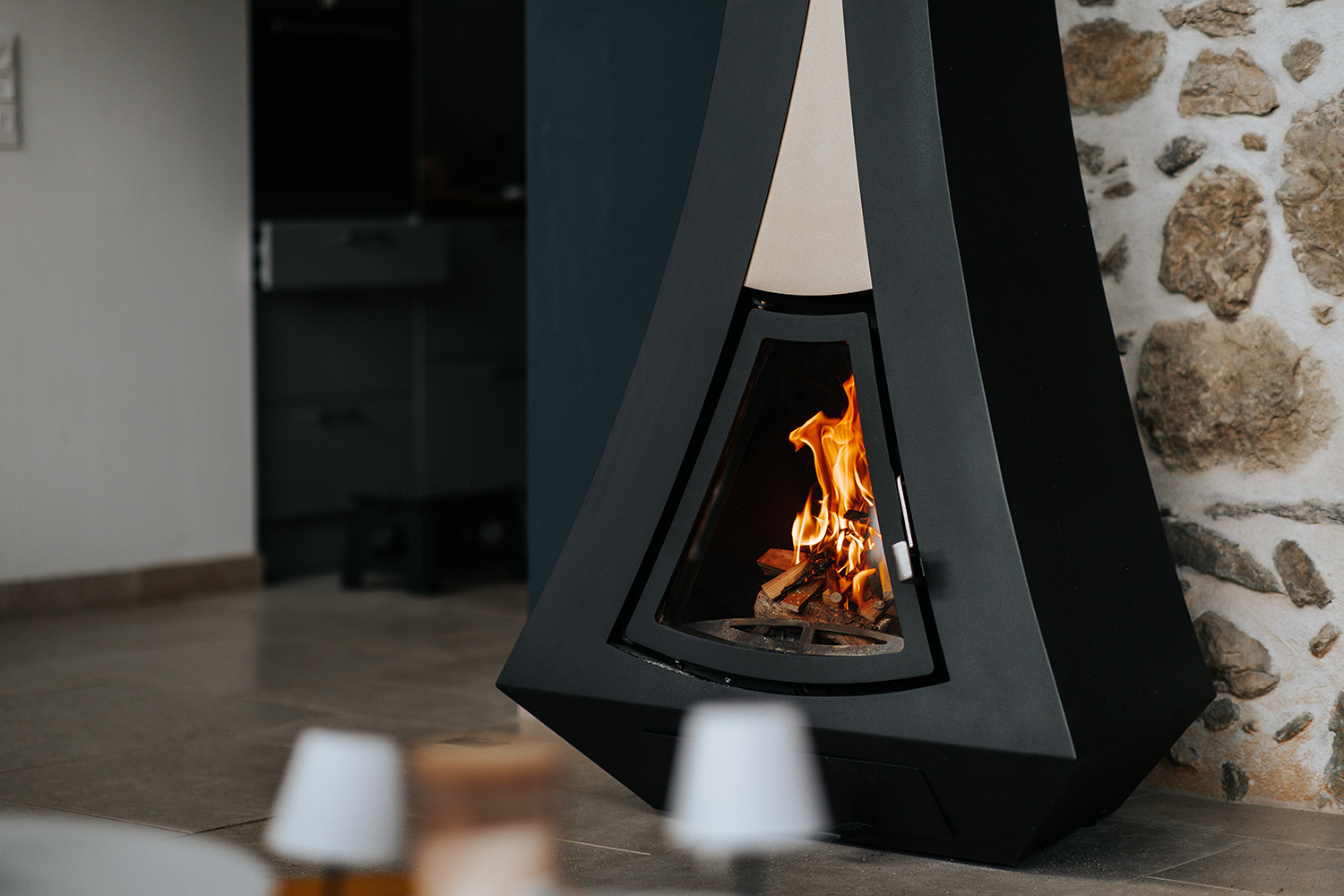 PHOTO D'UNE CHEMINÉE AU DESIGN MODERNE TRIANGULAIRE