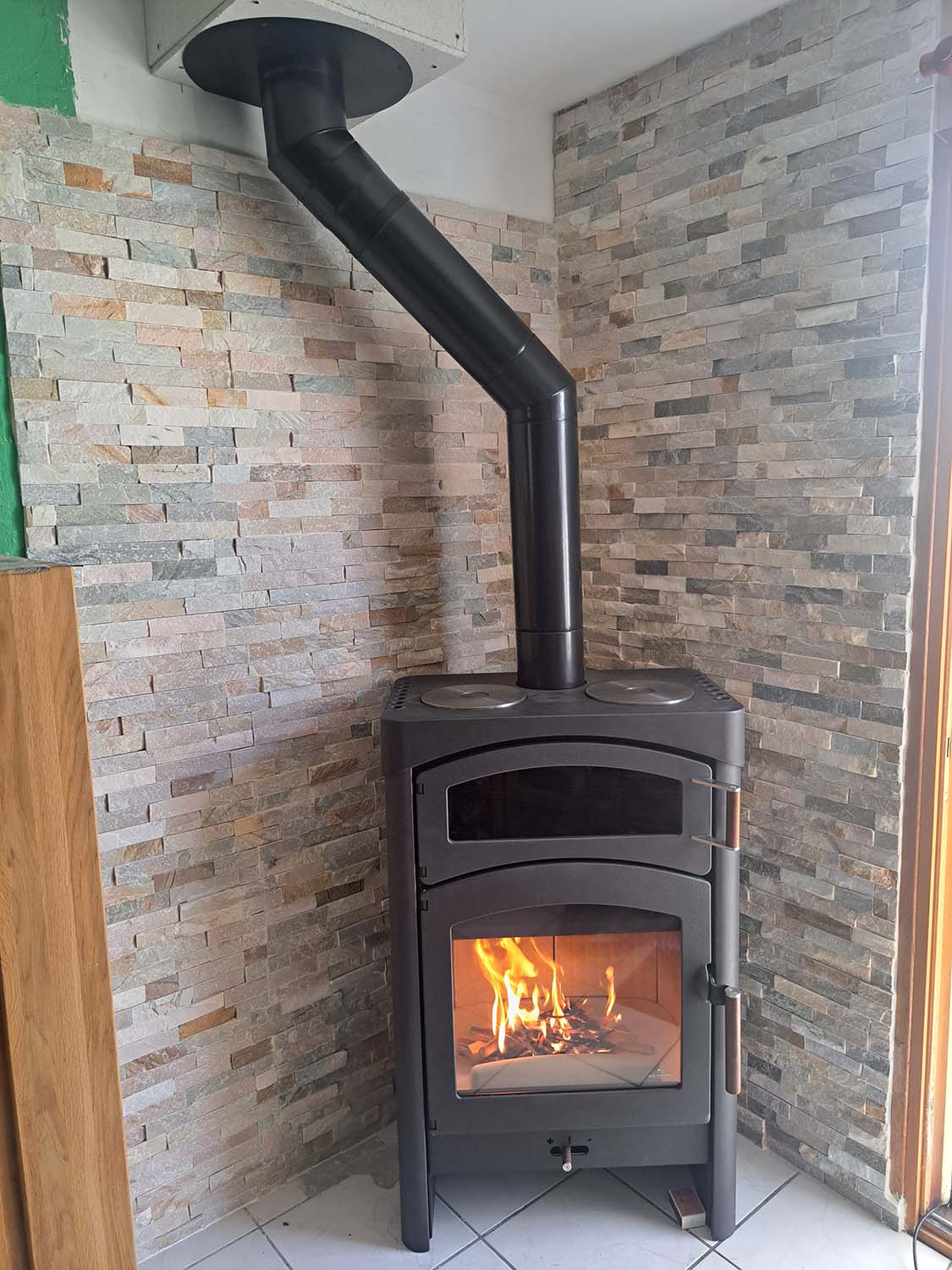 PHOTO D'UN POÊLE À BOIS DANS UNE MAISON