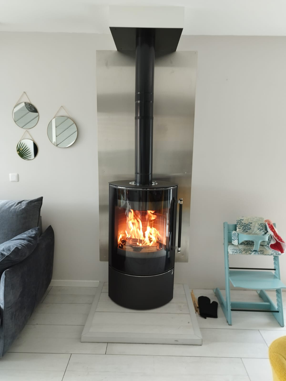 PHOTO D'UN POÊLE À BOIS DANS UN SALON