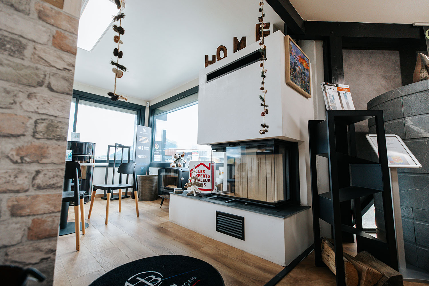 PHOTO DE L'INTÉRIEUR DU SHOWROOM DE L'ENTREPRISE AB ÉNERGIES À LA ROCHE-SUR-FORON